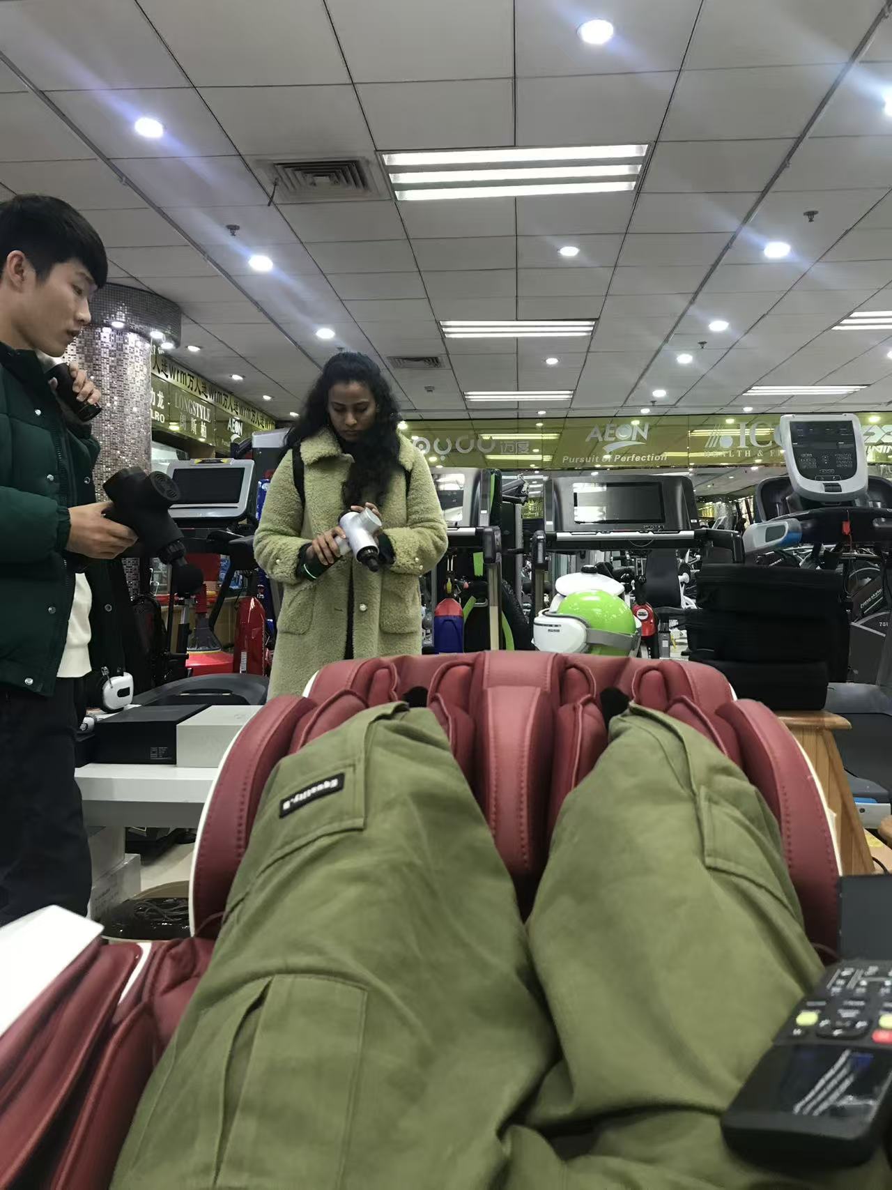Abel and an overseas client testing and comparing products at a wholesale market in China